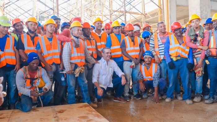 foto de grupo de trabajadores de la obra con el presidente en el centro