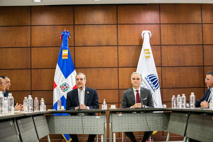 foto del presidente abinader en la reunion del comite de salarios