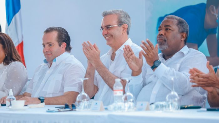 foto de la mesa principal del encuentro con el presidente en el centro