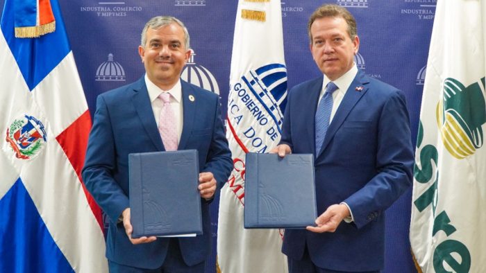 fotos de los ministros con el acuerdo firmado en las manos