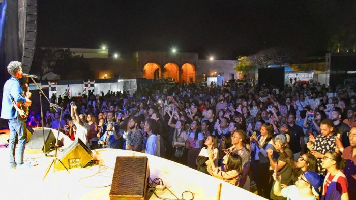 foto de una artista cantando en tarima