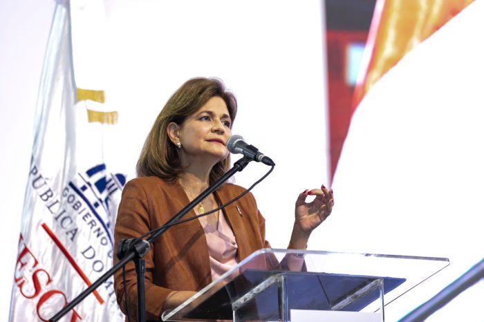 Foto de la vicepresidenta detras del podio
