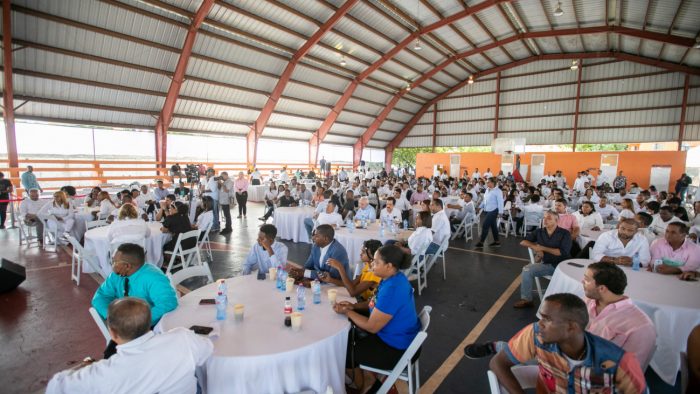 foto del area donde fue la reunion, se observan personas en las mesas