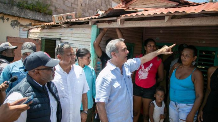 el presidente abinader conversa con los residentes en la zona