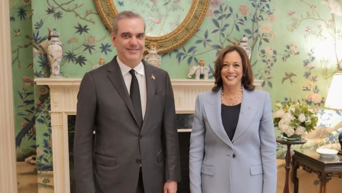 foto del presidente abinader con la vicepresidenta de los estados unidos