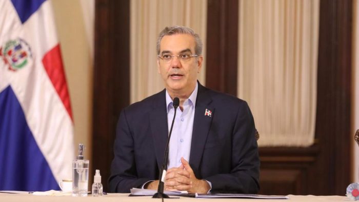 foto del presidente Abinader en la presentacion del programa
