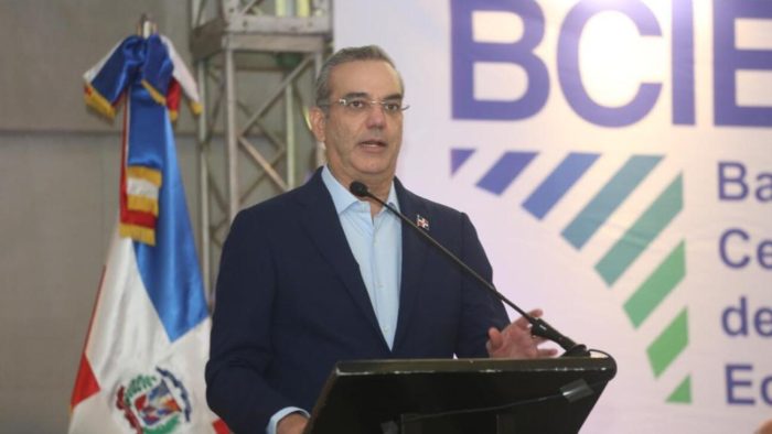 foto del presidente Luis Abinader, en podio