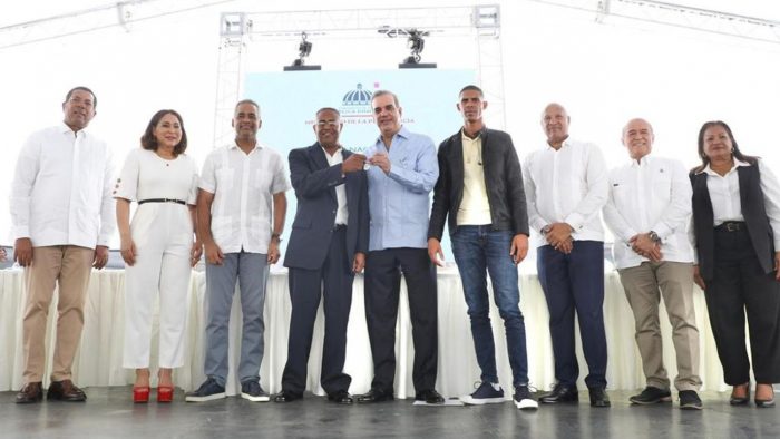 foto del presidente Luis Abinader, en la entrega de llaves, junto a otras personas