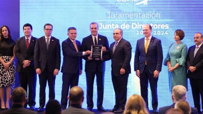 foto del presidente Luis Abinader, recibiendo un reconocimiento en el conep