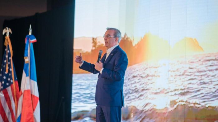 foto del presidente Luis Abinader, exponiendo en el encuentro