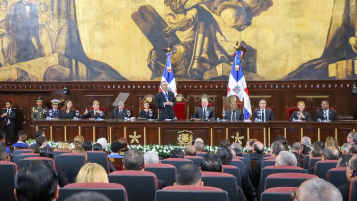 foto del presidente Luis Abinader, exponiendo en la asamblea