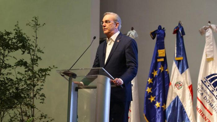 foto del presidente Luis Abinader, en podio