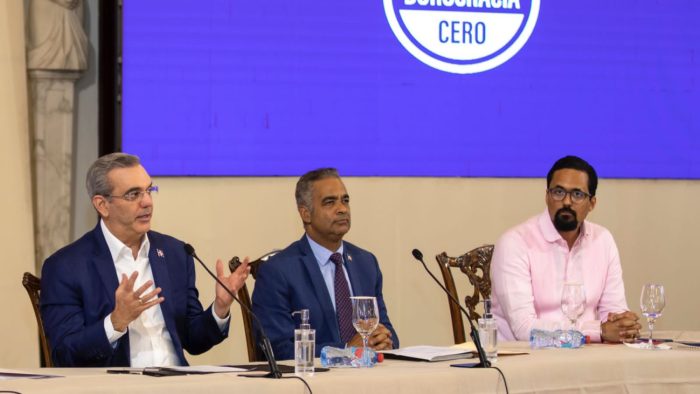 foto del presidente Luis Abinader, exponiendo a los presentes